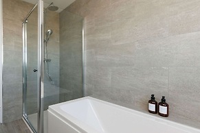 Beautifully Refurbished 4-bed Beachside Retreat