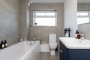 Beautifully Refurbished 4-bed Beachside Retreat