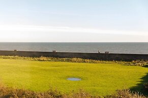 Beautifully Refurbished 4-bed Beachside Retreat