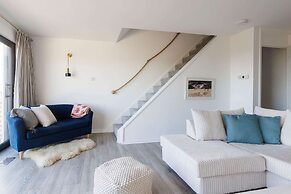 Beautifully Refurbished 4-bed Beachside Retreat