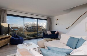 Beautifully Refurbished 4-bed Beachside Retreat