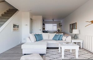 Beautifully Refurbished 4-bed Beachside Retreat