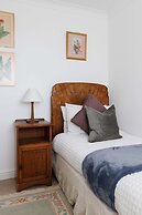 Spacious 4-bed Seaside Retreat in Selsey