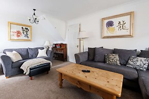 Spacious 4-bed Seaside Retreat in Selsey