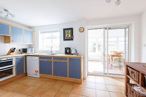 Spacious 4-bed Seaside Retreat in Selsey