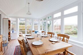 Spacious 4-bed Seaside Retreat in Selsey