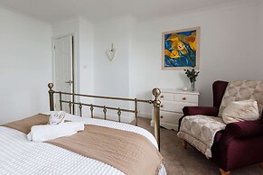 Spacious 4-bed Seaside Retreat in Selsey