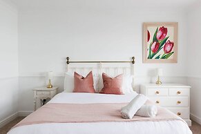 Spacious 4-bed Seaside Retreat in Selsey