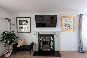 Spacious 4-bed Seaside Retreat in Selsey