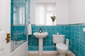 Spacious 4-bed Seaside Retreat in Selsey