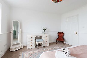 Spacious 4-bed Seaside Retreat in Selsey