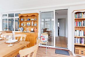 Spacious 4-bed Seaside Retreat in Selsey
