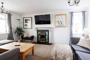 Spacious 4-bed Seaside Retreat in Selsey