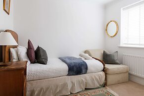 Spacious 4-bed Seaside Retreat in Selsey