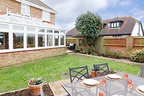 Spacious 4-bed Seaside Retreat in Selsey