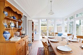 Spacious 4-bed Seaside Retreat in Selsey