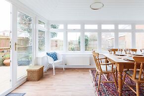 Spacious 4-bed Seaside Retreat in Selsey