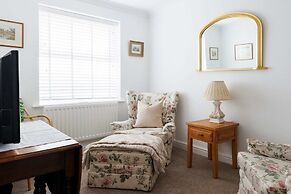 Spacious 4-bed Seaside Retreat in Selsey