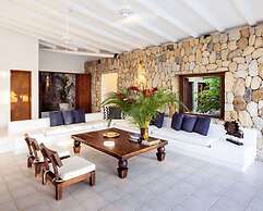 w Spacious 5BR Villa at Mesa de Yeguas