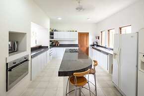 w Spacious 5BR Villa at Mesa de Yeguas