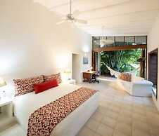 w Spacious 5BR Villa at Mesa de Yeguas