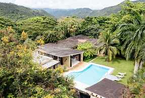 w Spacious 5BR Villa at Mesa de Yeguas