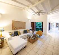 w Spacious 5BR Villa at Mesa de Yeguas