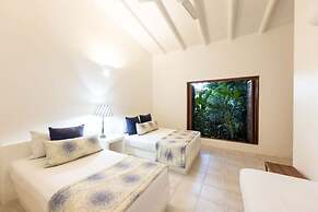 w Spacious 5BR Villa at Mesa de Yeguas