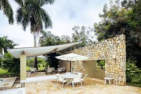 w Spacious 5BR Villa at Mesa de Yeguas