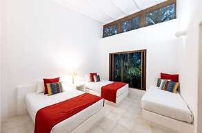 w Spacious 5BR Villa at Mesa de Yeguas