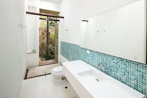 w Splendid 5BR Villa at Mesa de Yeguas