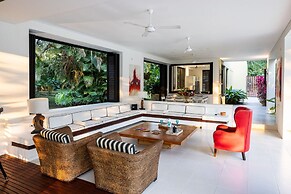 w Splendid 5BR Villa at Mesa de Yeguas