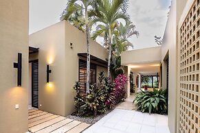 w Splendid 5BR Villa at Mesa de Yeguas