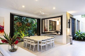 w Splendid 5BR Villa at Mesa de Yeguas