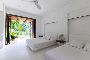 w Beautiful 4BR Villa at Mesa de Yeguas