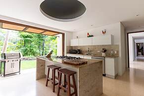 w Beautiful 4BR Villa at Mesa de Yeguas