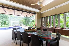 w Beautiful 4BR Villa at Mesa de Yeguas