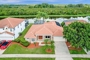 Upstay - Waterside Home With Pool and Hot Tub
