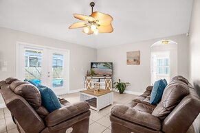 Upstay - Waterside Home With Pool and Hot Tub