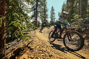 Luxury Home - Sleeps 10 - Fireplace & Mountain View 3 Bedroom Condo