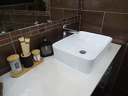 Room-indulgent Escape, Jet Bath, Stunnin