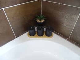 Room-indulgent Escape, Jet Bath, Stunnin