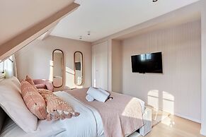 Sublime Duplex Arc de Triomphe/ Trocadero