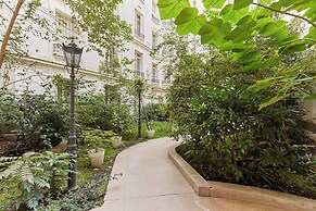 Sublime Duplex Arc de Triomphe/ Trocadero