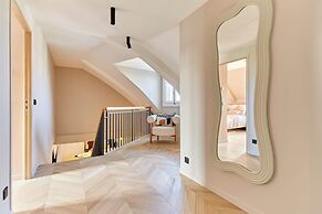 Sublime Duplex Arc de Triomphe/ Trocadero