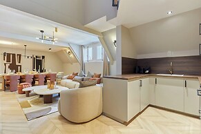 Sublime Duplex Arc de Triomphe/ Trocadero