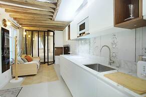 Superb Apartment Place des Vosges Le Marais