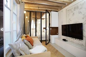 Superb Apartment Place des Vosges Le Marais