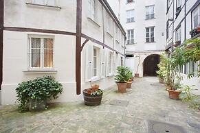 Superb Apartment Place des Vosges Le Marais