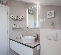 Stunning Villa Scorpaena w swimming pool